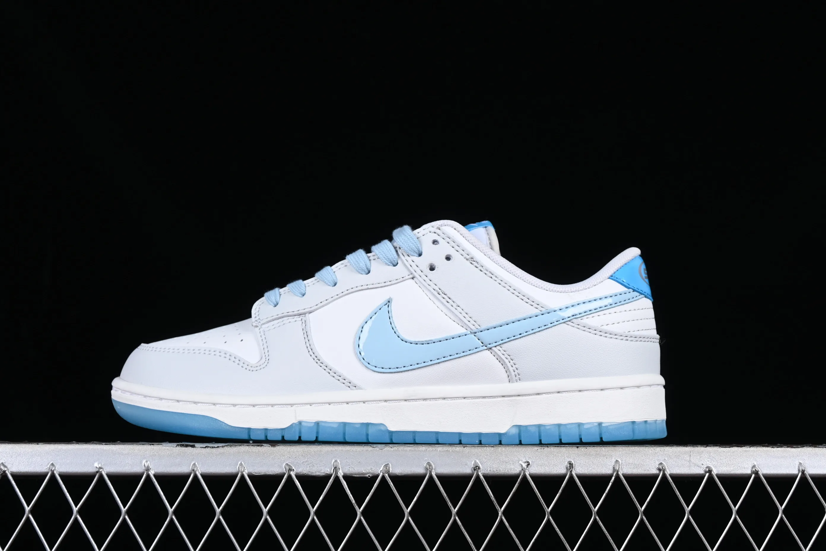 All categories Nk SB Dunk Series Nk SB Dunk Low High-end customized low-top sneakers Nk SB Dunk Low "520" Valentine's Day limited SB low-top sports and leisure sneakers FN3433-141